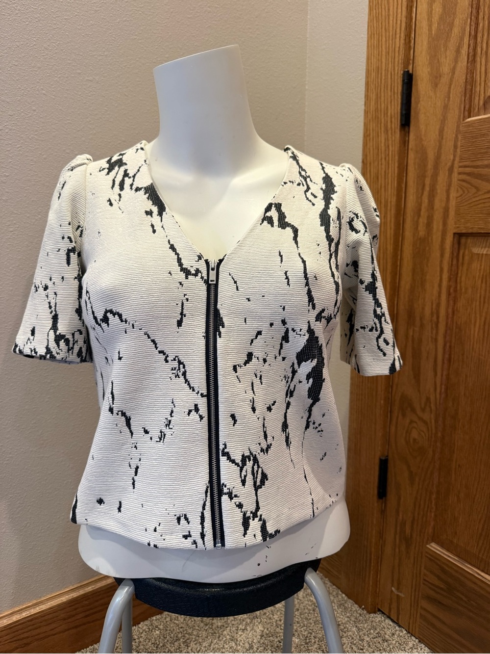 Evereve White and Black Zip-Front Short Sleeve Top